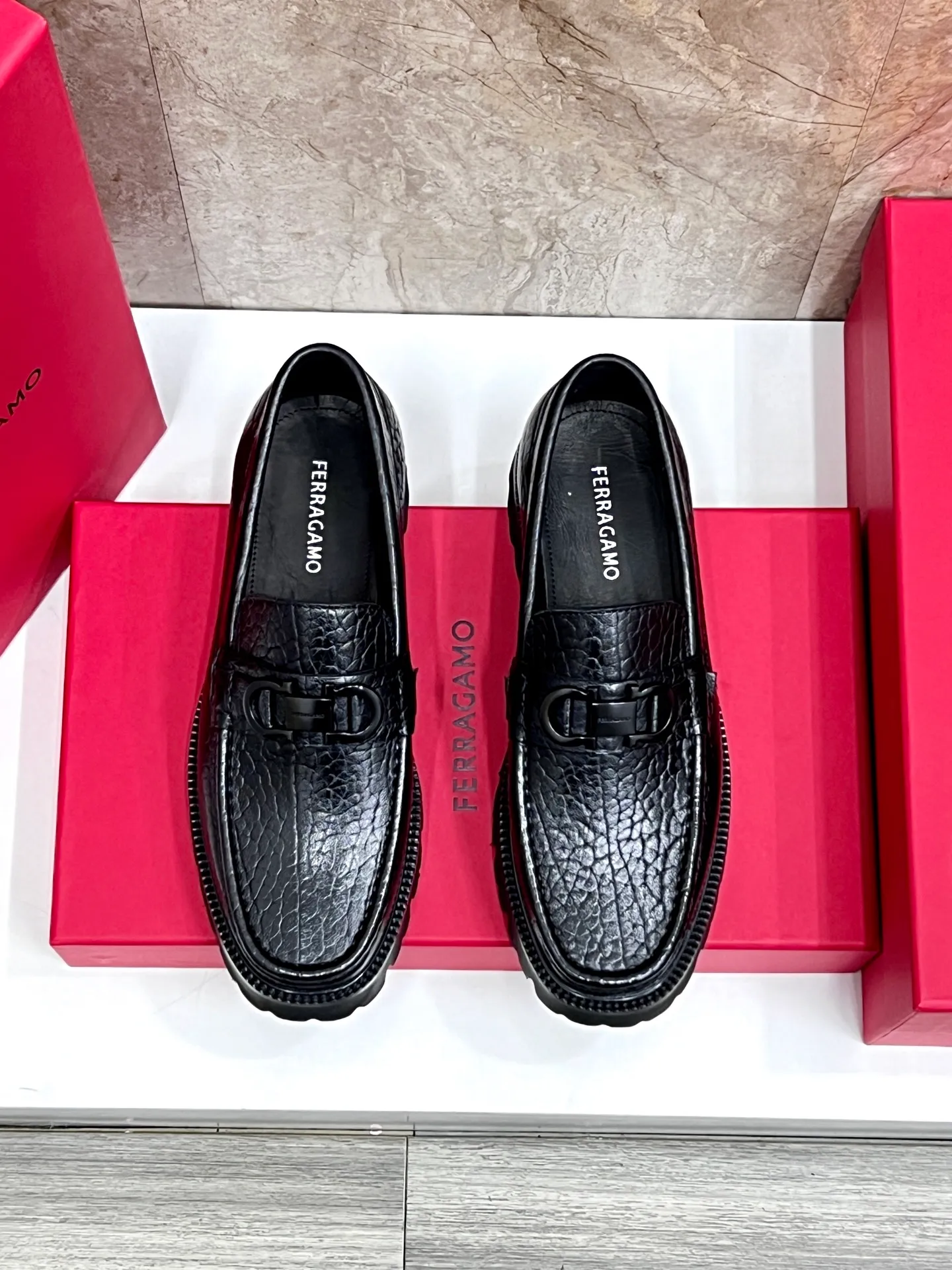 Original quality P580 Brand: Ferragamo Standard size: Men's size 38/44 (45.46 can be customized) Grade: Same style as the official website High-quality men's shoes Material: Customized first-layer calfskin with water-dyed cowhide lining Cowhide tiptoe Original non-slip and wear-resistant rubber outsole Style category: Men's formal business leather shoes are young and fashionable European and American trends British style Casual matching and comfortable feet Color: actual picture